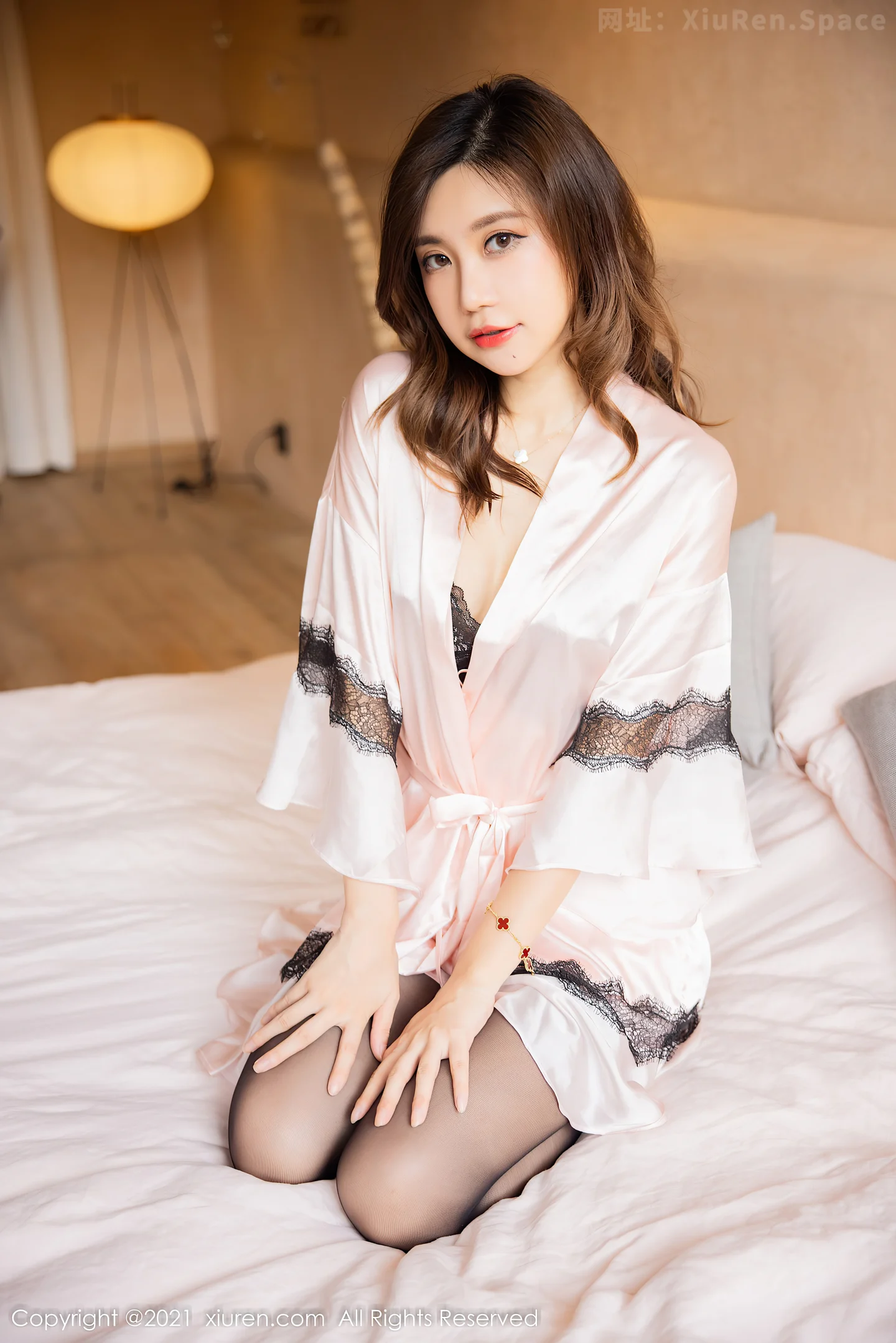 图片[4]-[XiuRen秀人网]VOL.4398 女神绮里嘉ula床上脱粉色睡裙露黑色蕾丝内衣配黑丝吊袜诱惑写真44P-秀人网官方网站